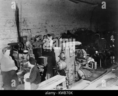 Les femmes travaillant dans une usine d'armement allemande souterrain en 1945. Il était situé dans un tunnel ferroviaire. La Seconde Guerre mondiale 2. (BSLOC 2014 8 93) Banque D'Images