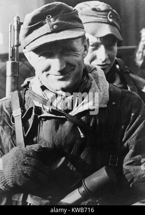 Deux soldats allemands, un âge moyen, sur l'Oder/au début de 1945. L'URSS (Russe) les armées étaient près de mais est arrêtée, après le succès de leur offensive-Oder Vistule du 12 janvier -Fév. 2, 1945. L'Allemagne, la seconde guerre mondiale 2. (BSLOC 2014 8 99) Banque D'Images