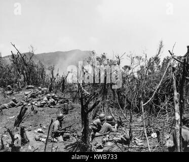 Les troupes américaines creusés dans la colline sur 604, la Villa Verde Trail, le feu sur les positions japonaises au cours de la prochaine crête. 1 avril, 1945. Manille, l'île de Luzon, Philippines, la Première Guerre mondiale 2. (BSLOC   2014 10 113) Banque D'Images