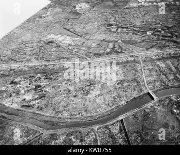 Vue aérienne de Nagasaki, Japon, après le bombardement atomique du 9 août 1945. La géographie accidentée de Nagasaki limiter les dégâts à la vallée d'Urakami et partie du centre-ville de Nagasaki. Cependant, la plus puissante bombe et intensifié la destruction de confinement. Obstruction dans l'angle supérieur gauche est une aile d'avion. La Seconde Guerre mondiale 2. (BSLOC 2014 10 127) Banque D'Images