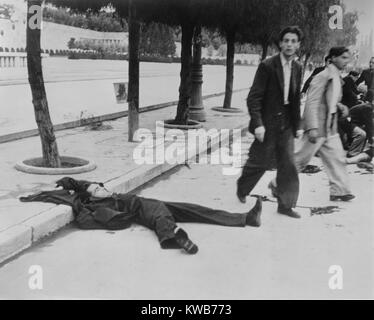 Les manifestants de quitter un homme mort dans la rue d'Athènes le Déc, 18, 1944. Après la défaite des Allemands en Grèce en octobre 1944, les conflits politiques ont éclaté entre les groupes partisans de droite et de gauche. Les Libérateurs britanniques contre les gauchistes, recto verso et aidé leur répression dans le ekemvriana» (décembre). La Seconde Guerre mondiale 2. (BSLOC   148 10 2014) Banque D'Images