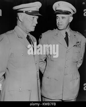 Les Généraux Dwight Eisenhower et Omar Bradley, le 19 juillet 1948. Ils assistaient à l'enterrement du général de la WW1 armées, John Pershing. (BSLOC 2014 8 121) Banque D'Images