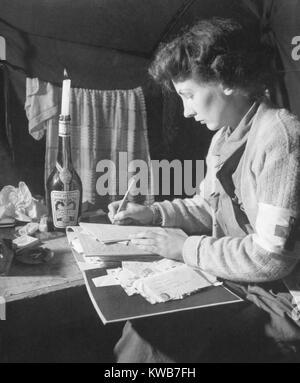 Infirmière de l'armée américaine écrit une lettre à la maison après 12 heures de travail. Elle est au 2ème Hôpital d'évacuation, quelque part en France. Le 24 juillet 1944. La Seconde Guerre mondiale 2. (BSLOC   2014 10 207) Banque D'Images