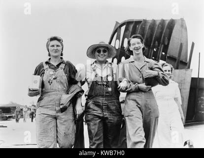 Les travailleurs des chantiers navals de trois femmes sur leur pause déjeuner au Texas. Ca. 1940-44. La Seconde Guerre mondiale 2. (BSLOC   2014 10 218) Banque D'Images