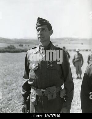 Le lieutenant-général Mark Clark, général commandant de la 5e Armée, le 29 juin 1944. Il porte la Légion d'honneur et de la Croix de Guerre, qu'il vient de recevoir du Général De Gaulle. Zone Montenero, Italie, pendant la Seconde Guerre mondiale. (BSLOC 2014 8 130) Banque D'Images