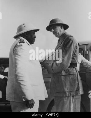 Charles de Gaulle, chef de la France Libre, au Tchad avec le Gouverneur général Eboué. Eboué, originaire de la Guinée française, a été le premier dirigeant africain à se rallier à la cause française. Ca. 1943. La Seconde Guerre mondiale 2. (BSLOC 2014 8 145) Banque D'Images