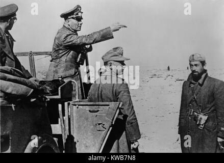 Rommel général debout dans jeep dans le désert d'Afrique du Nord, 10 févr. 10, 1942. La Seconde Guerre mondiale 2. Les forces de Rommel germano-italien ont été ravitaillés avec réservoirs de carburant en janvier 1942. Il est rapidement capturé Benghazi, en Libye. Il a défait les Britanniques à Tobrouk le 21 juin 1942. (BSLOC 2014 8 159) Banque D'Images