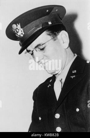 Glenn Miller, chef de l'époque swing, dans son uniforme militaire. Il a la tête d'une bande armée en Europe pendant la Deuxième Guerre mondiale. Le 15 décembre 1944, son avion a disparu au cours de la Manche. James Stewart a joué dans le Miller 1953 biopic, ' Le Glenn Miller Story'. (BSLOC 2014 8 209) Banque D'Images