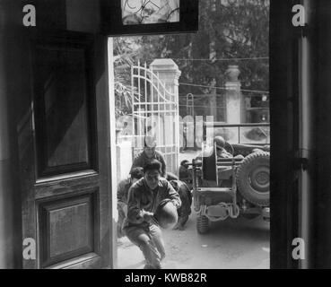 Soldats Japonais-américain Run for Cover en Italie. Les fantassins du 442e Régiment, cherchez un abri d'obus allemands. Le 4 avril 1945. La Seconde Guerre mondiale 2. (BSLOC   2014 10 48) Banque D'Images