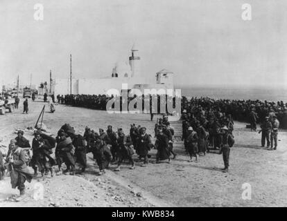 L'allemand et l'italien les prisonniers capturés par les Britanniques en Libye, Bardia. Ils ont également sauvé des troupes britanniques et néo-zélandais a tenu là par l'ennemi. Janv. 1942, pendant la Deuxième Guerre mondiale. (BSLOC 2014 10 5) Banque D'Images