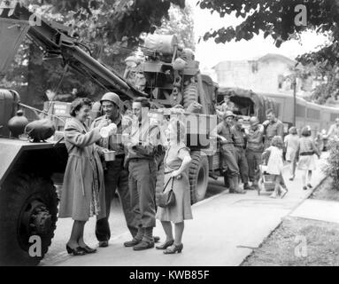 English townsfolk servir chaud café pour U.S. Army Ordnance les hommes. Ils sont en attente de leur 'go' signal pour rejoindre l'invasion de la France. Le 24 juillet 1944. La Seconde Guerre mondiale 2. (BSLOC   2014 10 64) Banque D'Images