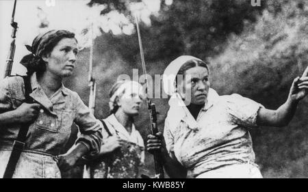 L'URSS (Russe) femmes guérilleros armés de fusils et de baïonnettes pendant la Deuxième Guerre mondiale. Partisans risquent la torture et l'exécution s'ils sont capturés par les Allemands. Ca. 1941-1943. (BSLOC 2014 8 31) Banque D'Images