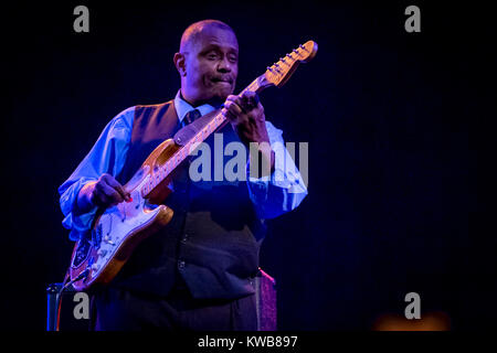 Le guitariste Bruno Speight effectue vivre avec l'American funk et soul jazz saxophoniste Maceo Parker au festival de musique SmukFest danoise en 2016. Le Danemark, 06/08 2016. Banque D'Images