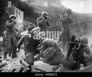 Des soldats américains tirant des mortiers qu'ils établir une tête de pont sur la rive est du Rhin. Mars 1945. L'Allemagne, la seconde guerre mondiale 2. (BSLOC 2014 8 68) Banque D'Images