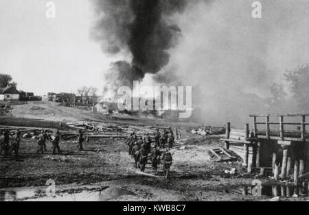 L'infanterie allemande avançant sur un village en feu dans l'Union Soviétique (Russie). L'été 1941, pendant la Deuxième Guerre mondiale. (BSLOC 2014 8 7) Banque D'Images