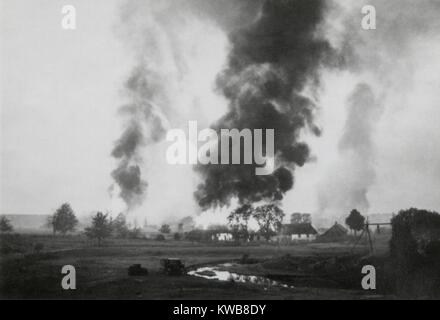 Village russe en flammes lors de l'invasion allemande de l'Union Soviétique (Russie). Au cours de l'été 1941, les armées russes en retraite souvent détruit tous un abri, de la nourriture et de l'infrastructure qui pourraient être utilisés par l'avance de l'envahisseur nazi. La Seconde Guerre mondiale 2. (BSLOC 2014 8 8) Banque D'Images