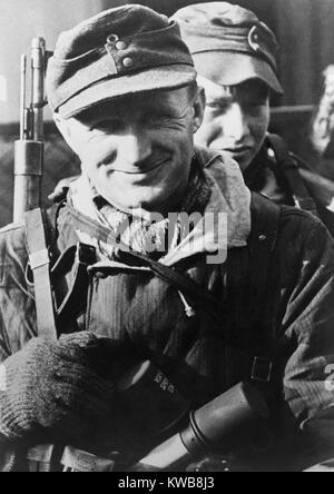 Deux soldats allemands, un âge moyen, sur l'Oder/au début de 1945. L'URSS (Russe) les armées étaient près de mais est arrêtée, après le succès de leur offensive-Oder Vistule du 12 janvier -Fév. 2, 1945. L'Allemagne, la seconde guerre mondiale 2. (BSLOC 2014 8 99) Banque D'Images