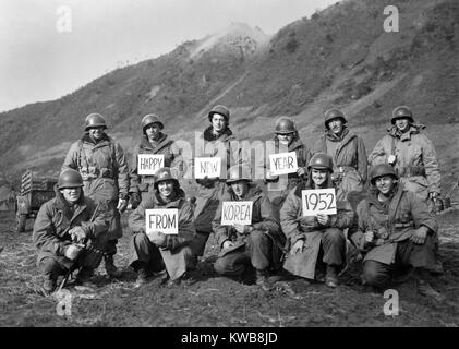 Les fantassins américains le long de la front Kumsong tiens Bonne année à la stateside folks. Le 14 décembre 1951. Ils sont Missouri Gardes Nationales dans le 19e Régiment d'infanterie. Guerre de Corée, 1950-1953. (BSLOC   2014 11 145) Banque D'Images