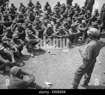 La formation des troupes éthiopiennes en Corée. Des soldats des Nations Unies sont chargés du renseignement militaire par le lieutenant Solomon Mokria d'Addis-Abeba. Mai 1951. Guerre de Corée, 1950-1953. (BSLOC   2014 11 152) Banque D'Images