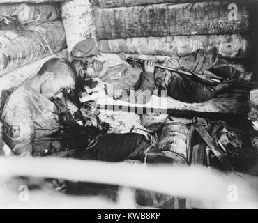 Deux Marines impériale japonaise qui a tiré sur eux-mêmes plutôt que de se rendre aux Marines des États-Unis. Du 20 au 23 novembre 1943, Tarawa, Îles Gilbert. La Seconde Guerre mondiale 2. (BSLOC   2014 10 102) Banque D'Images