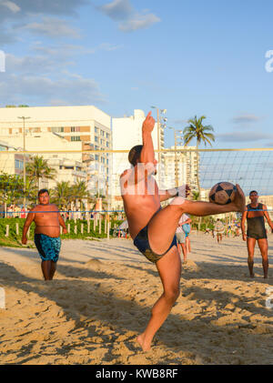 Futevolei sur la plage de Ipanema, Rio de Janeiro, Brésil Banque D'Images
