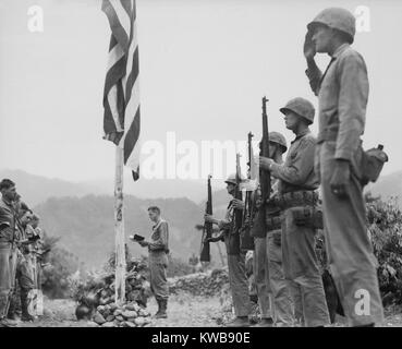 5e Régiment de Marines, des services commémoratifs tenus sur le terrain pendant la guerre de Corée. 21 juin, 1951. (BSLOC   2014 11 206) Banque D'Images