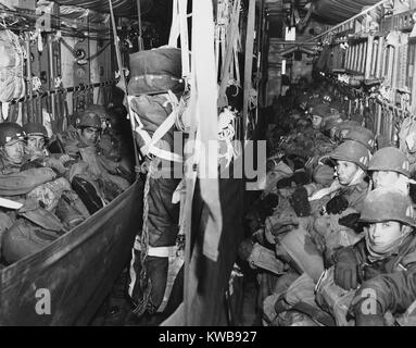 L'équipe de combat aéroporté américain en route vers la zone de chute au ni-( Melbourne ), Corée, le 22 mars, 1951. Dans un C-119 Flying Boxcar, ils ont sauté sur la rive sud de la rivière Imjin, 20 milles de ligne de front. Leur mission pour piéger les forces communistes retirent de Séoul n'a réussi que partiellement parce que l'ennemi avait déjà quitté. Guerre de Corée, 1950-1953. (BSLOC   2014 11 217) Banque D'Images