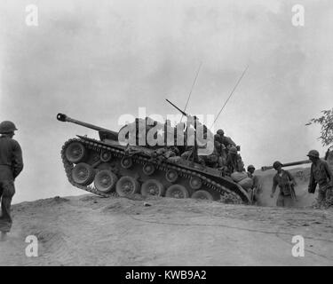 Des soldats sur un M-26 tank n'attendent qu'une tentative de la Corée du Nord pour traverser la rivière Naktong. Le 3 septembre 1950. Deuxième bataille de la rivière Naktong, partie de la bataille de périmètre de Pusan. Guerre de Corée, 1950-1953. (BSLOC   2014 11 28) Banque D'Images