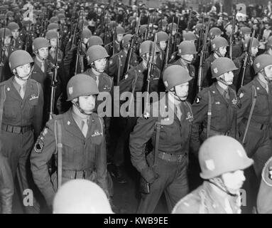 Certains des 13 000 soldats marchant dans un défilé dans la ville de New York. New York a été le site de la plus grande victoire américaine dans la célébration de la Journée de l'Europe. 12 janvier, 1946. La Seconde Guerre mondiale 2. (BSLOC   2014 10 280) Banque D'Images