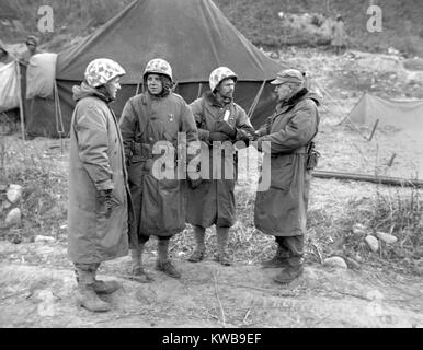 Les Marines américains sont décorées dans une brève cérémonie de première ligne pour leur bravoure à Hagaru, du réservoir de Chosin. L-R : Le lieutenant-colonel Ray Davis, Corp. Earle Seifert, le sergent Earle Payne, le Colonel Homer Litzenberg. Le 18 novembre 1950. Guerre de Corée, 1950-1953. (BSLOC   2014 11 73) Banque D'Images