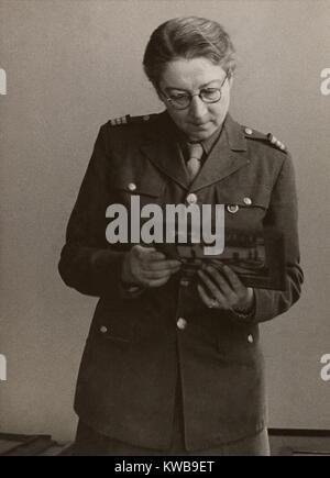 Rose Valland, un historien d'art français, secrètement enregistré les détails de l'art Nazi le pillage. Pendant la Seconde Guerre mondiale, elle a travaillé avec la résistance française et les Alliés pour sauver des milliers d'œuvres d'art. Cate Blanchett a joué un personnage basé sur Rose Valland DANS LES MONUMENTS MEN un film de 2014. (BSLOC   2014 10 284) Banque D'Images