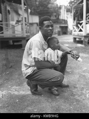African American miner avec son petit garçon. Grant Ville, comté de Marion, en Virginie occidentale. 13 juin, 1946. Photo par Russell Lee. (BSLOC   2014 13 105) Banque D'Images