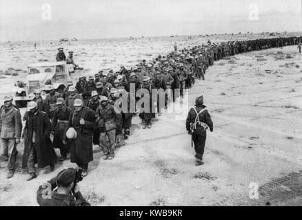 Longue file de prisonniers allemands capturés pendant la bataille de la Libye. Ils marchent à partir de la bataille de l'avant vers l'un des prisonniers de guerre camp près de Tobrouk. Ca. 1942 pendant la Deuxième Guerre mondiale. (BSLOC 2014 10 7) Banque D'Images