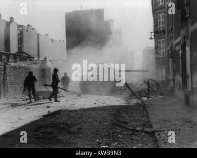 M18 Hellcat américains ses feux réservoir 90mm gun à bout portant sur une casemate allemande à Brest, France. Bretagne, septembre 1944. La Seconde Guerre mondiale 2. (BSLOC   2014 10 81) Banque D'Images