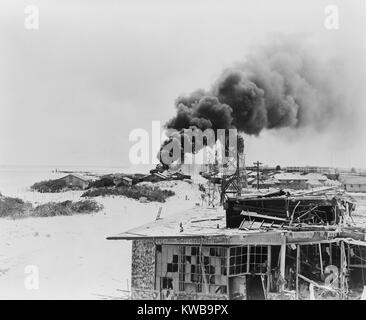 La fumée s'élevant à partir de réservoirs d'huile en feu sur l'île de Sable, à mi-chemin, après l'attaque aérienne japonaise, le 4 juin 1942. Cela a marqué le début de la Bataille de Midway de deux jours, qui a donné lieu à une victoire américaine décisive et le retrait des forces japonaises. La Seconde Guerre mondiale 2. (BSLOC   2014 10 97) Banque D'Images