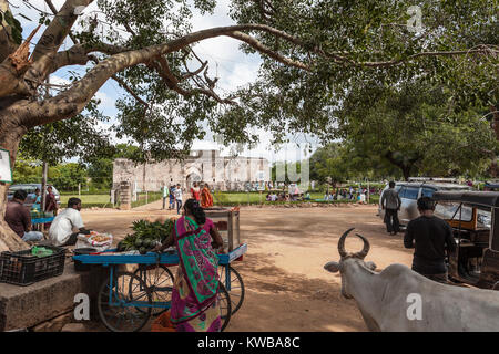 L'Inde, Hampi, la place devant la baignoire Queens Banque D'Images