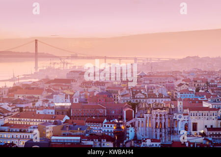 Pont du 25 avril et panorama de la ville de Lisbonne . Lisbonne, Portugal. Banque D'Images