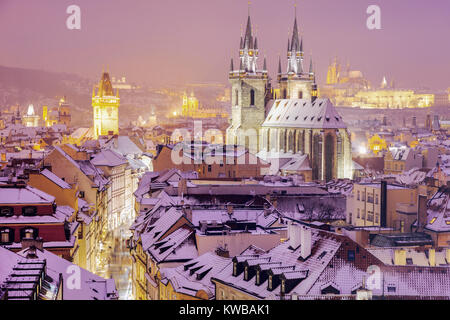 L'hiver à Prague - panorama de la ville avec la cathédrale de Tyn et tour de l'horloge. La Bohême, Prague, République tchèque. Banque D'Images