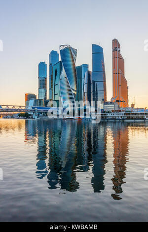 Gratte-ciel futuriste du Centre d'affaires internationales (CBIM), également appelé 'Moscow City', et leurs reflets dans la rivière Moskva, Russie Banque D'Images