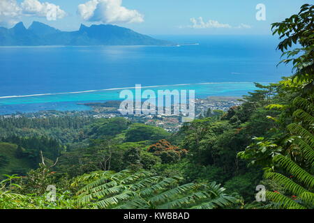 Vue depuis les montagnes de la côte nord-ouest de Tahiti avec en arrière-plan de l'île de Moorea, Polynésie française, l'océan Pacifique sud Banque D'Images