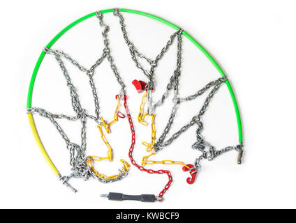 Chaînes à neige pour les voitures sur le fond blanc Banque D'Images