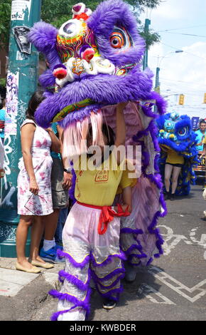 L'homme l'exécution de la danse du lion, une danse culturelle chinoise pour festivité, Chinatown de Toronto, Canada Banque D'Images