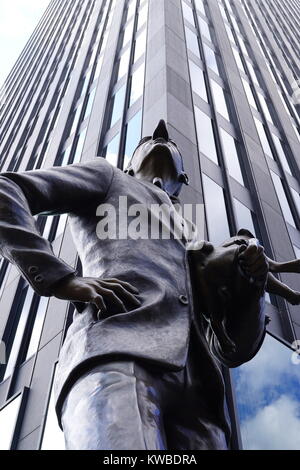 English man holding a pug, l'une des deux sculptures snobs sur la Place d'Armes Montréal près de la Basilique Notre-Dame, Le Vieux Montréal, Québec, Canada Banque D'Images