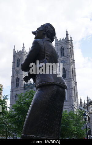 Femme tenant un caniche, l'une des deux sculptures snobs sur la Place d'Armes Montréal près de la Basilique Notre-Dame, Le Vieux Montréal, Québec, Canada Banque D'Images