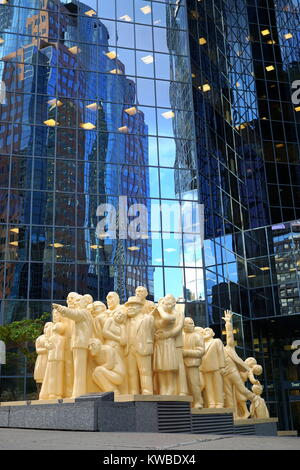 La foule illuminée, les sculptures humaines par Raymond Mason à l'esplanade du McGill College à Montréal, Québec, Canada Banque D'Images