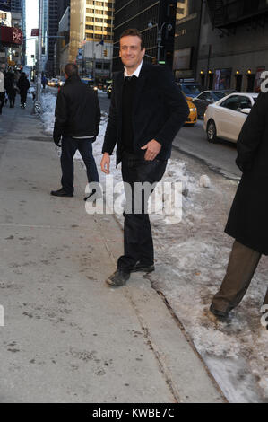 NEW YORK, NY - 17 février : Jason Segel arrive pour le 'Late Show with David Letterman' au Ed Sullivan Theater Le 17 février 2014 à New York. People : Jason Segel Banque D'Images