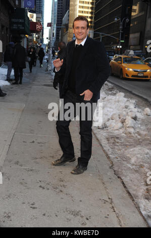 NEW YORK, NY - 17 février : Jason Segel arrive pour le 'Late Show with David Letterman' au Ed Sullivan Theater Le 17 février 2014 à New York. People : Jason Segel Banque D'Images