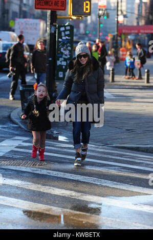 NEW YORK, NY - 13 janvier : Matthew Broderick, Sarah Jessica Parker, James Wilkie Broderick, Tabitha Hodge Broderick et Marion Loretta Elwell Broderick sont vus dans le West Village le 13 janvier 2014 à New York. Personnes : Matthew Broderick Sarah Jessica Parker Banque D'Images