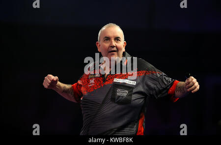 Phil Taylor réagir pendant quinze jours du championnat du monde de fléchettes William Hill à l'Alexandra Palace, Londres. Banque D'Images