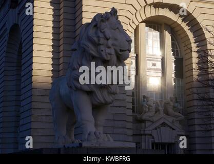 La rive sud 'Red Lion' Sculpture de Coade Stone, par County Hall. Westminster Bridge, Londres, Royaume-Uni. Décembre 2017. Banque D'Images